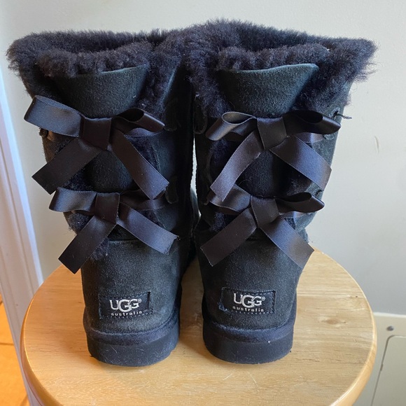 Women’s Uggs - Picture 1 of 3